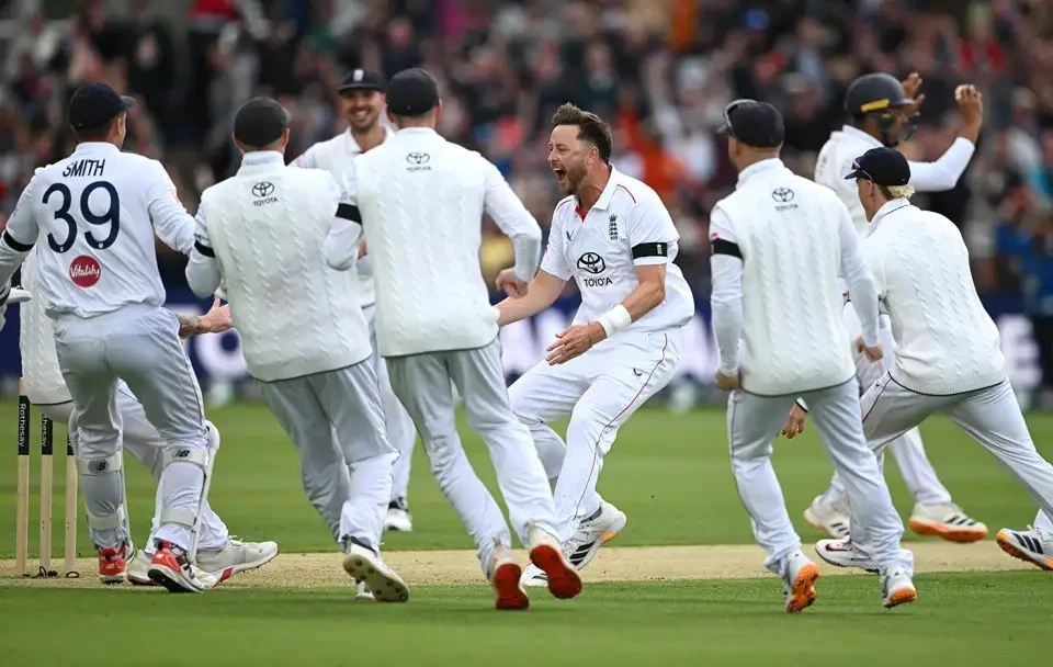 Twitter Flooded with Praise After Ollie Robinson's Three-Wicket Burst.
