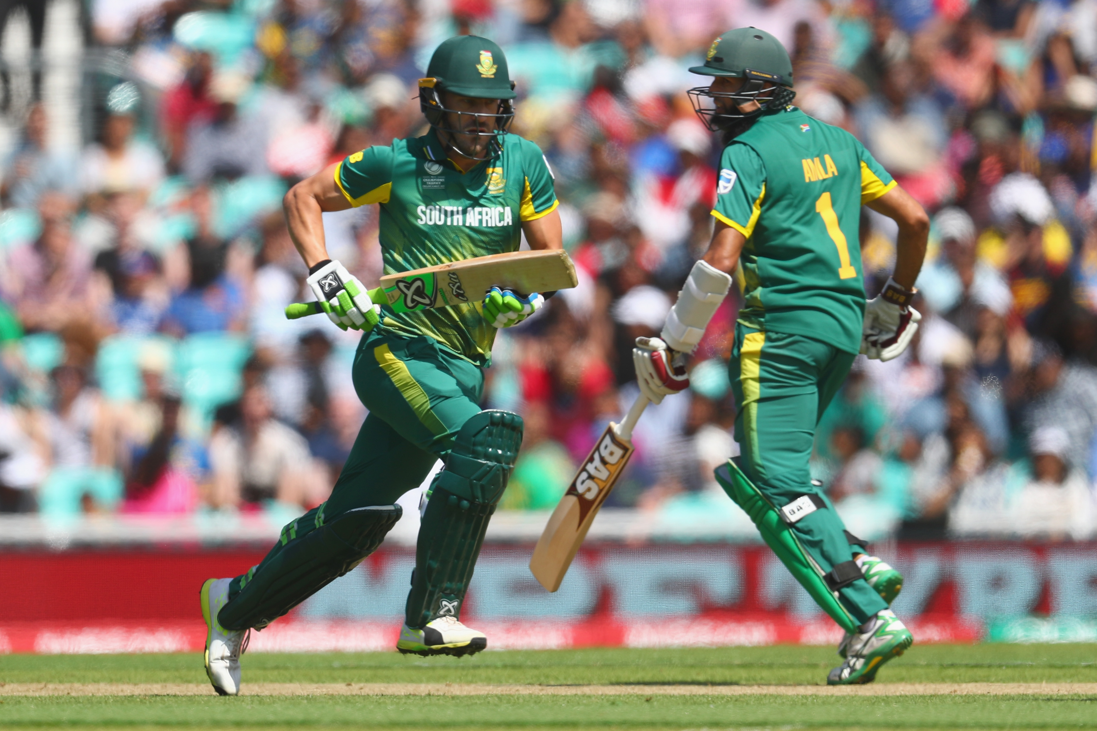 VIDEO | Hashim Amla gets a reprieve after a pleading Faf du Plessis stops him from walking off