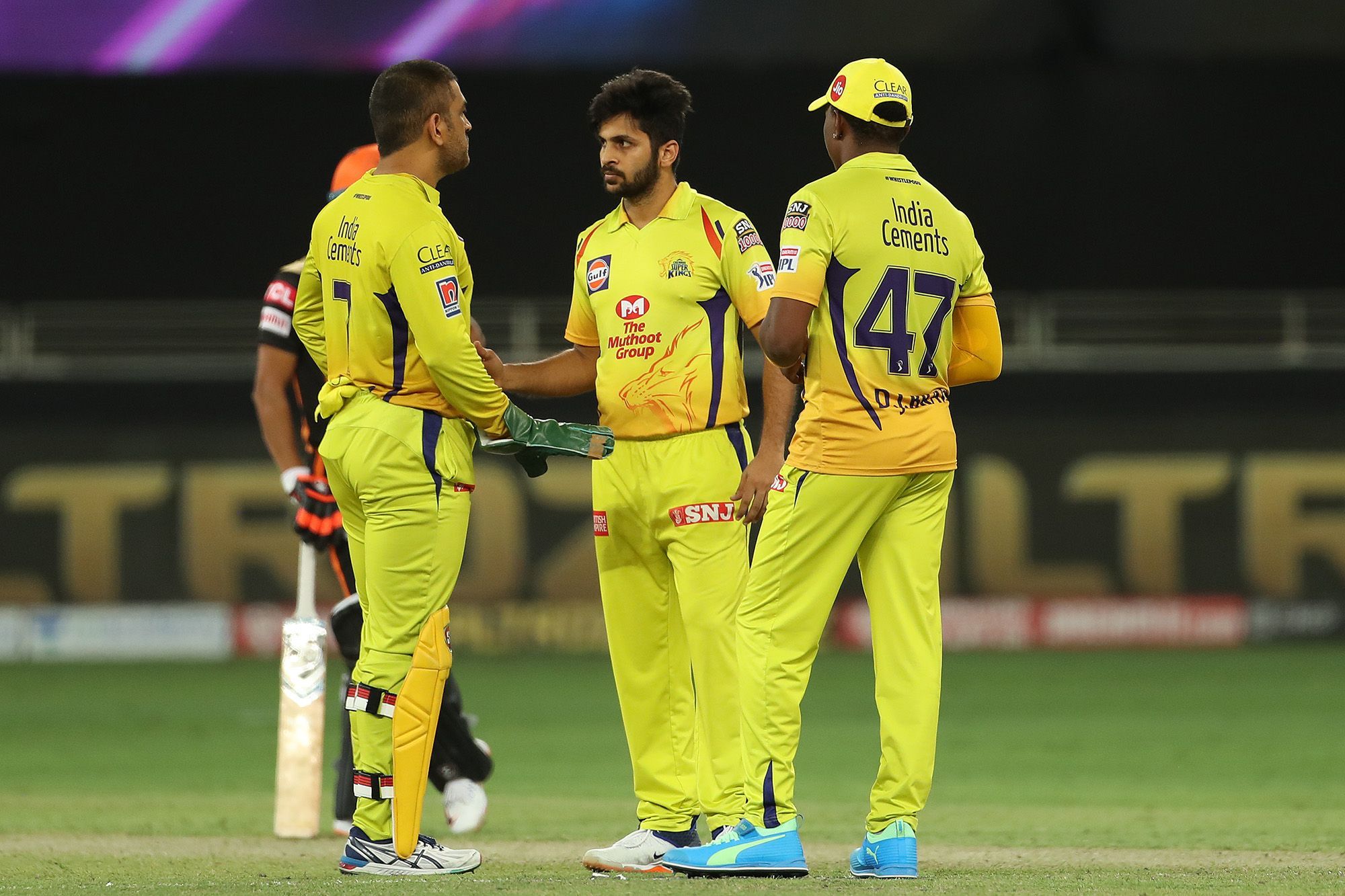 MS Dhoni angry on Umpire