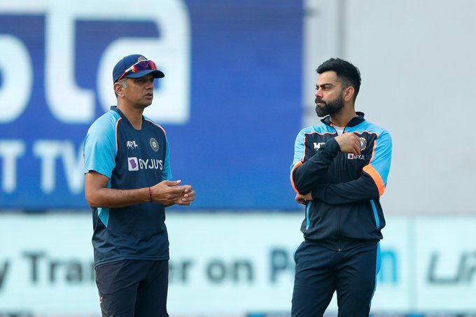 Rahul Dravid and Virat Kohli is having a chat before India's match.