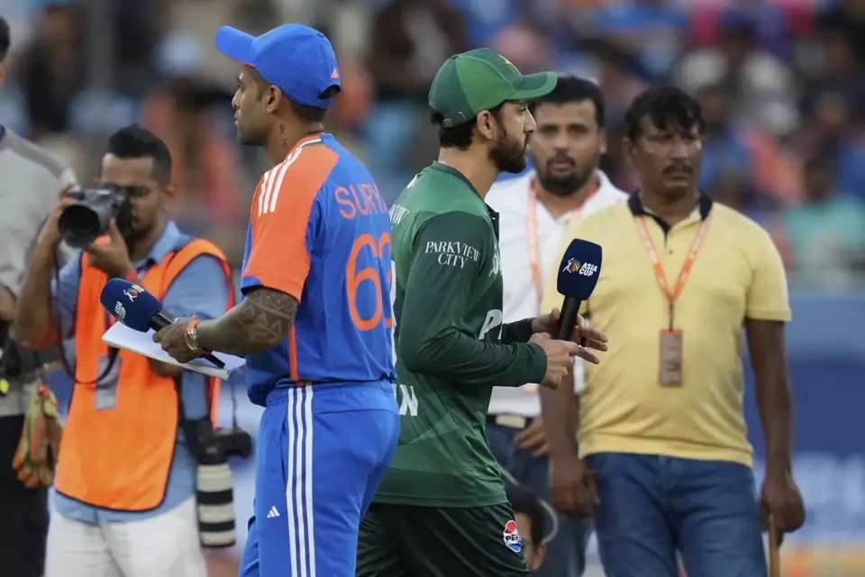 IND vs PAK | Twitter frenzied as SKY snubs Salman again at toss to continue handshake row