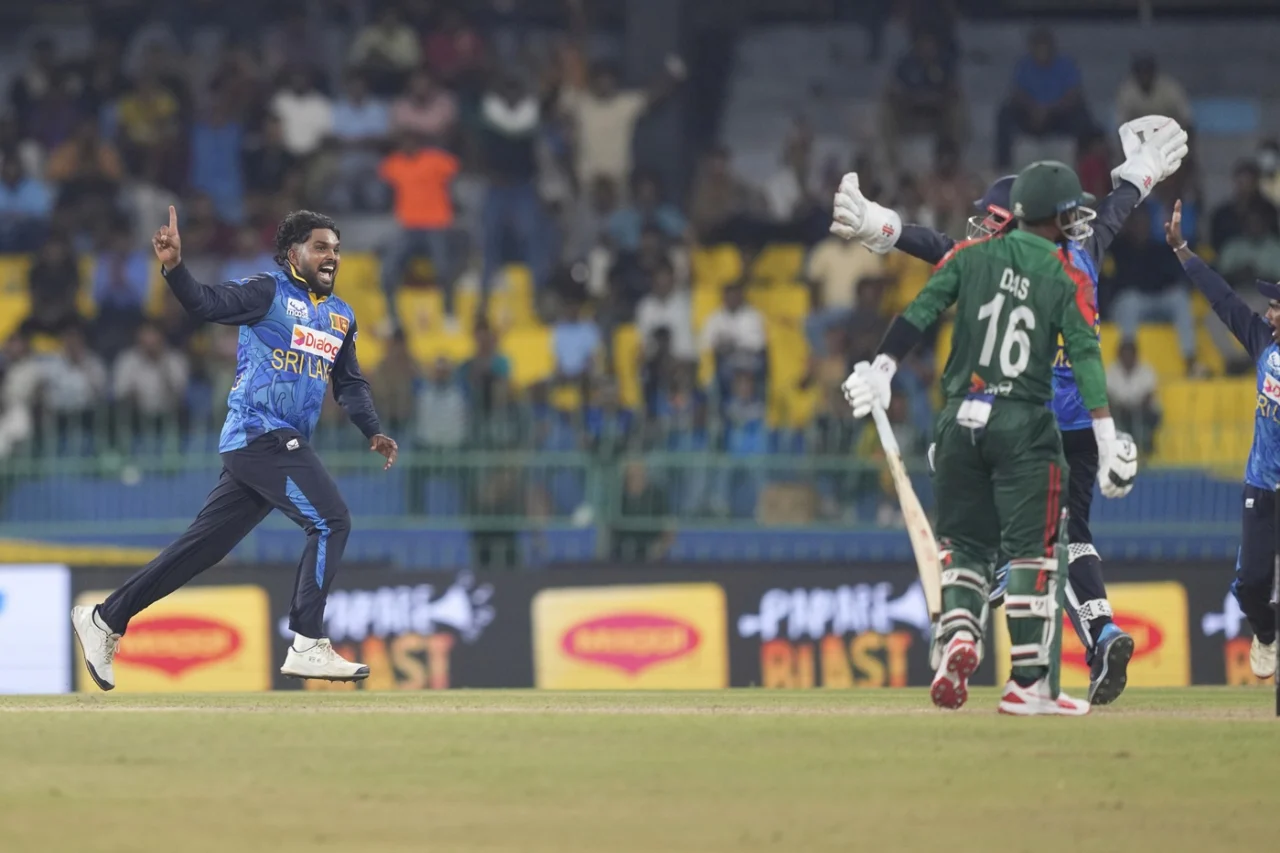Asia Cup | Twitter laughs as Wanindu Hasaranga pays Abrar Ahmed back in style 