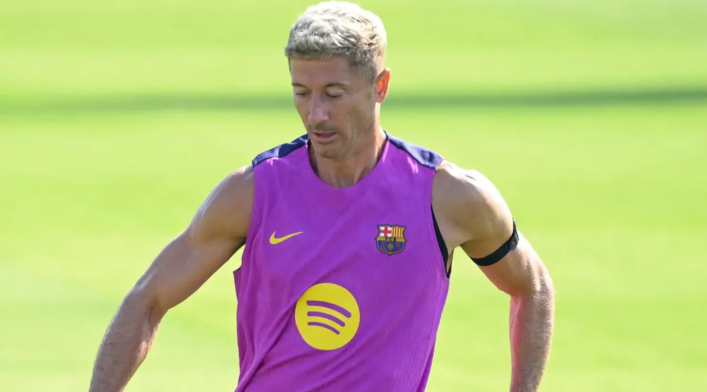 Robert Lewandowski Urged to Leave Barcelona for Saudi Move