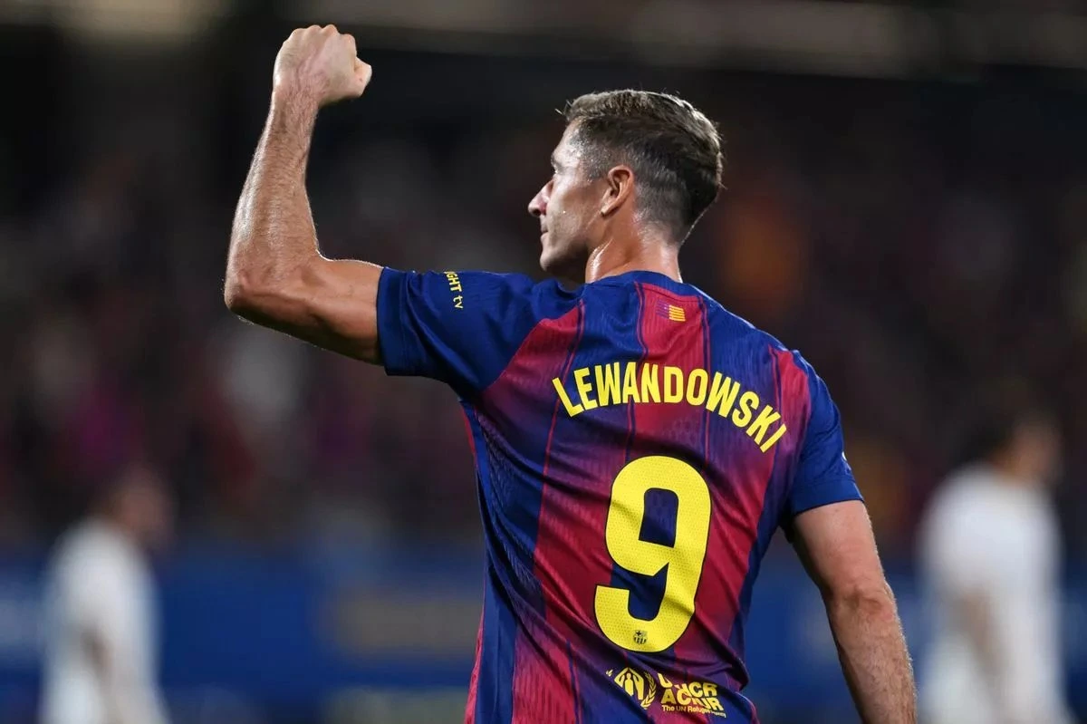Barcelona Keep Door Open for Robert Lewandowskis Stay